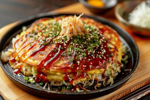 熱々のお好み焼き 熱々のお好み焼きの写真