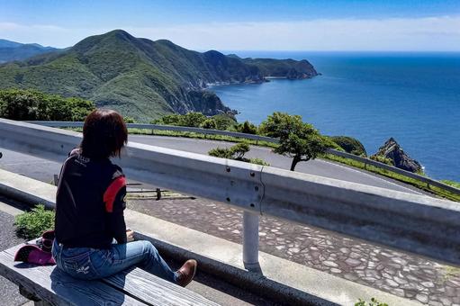 R<素材>岬の展望所から海を眺める女性 R<素材>岬の展望所から海を眺める女性 女性,海,青空の写真素材
