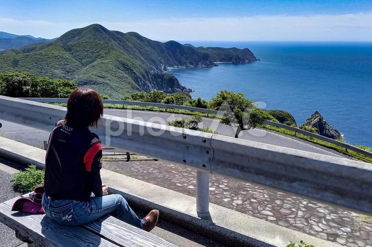 R＜素材＞岬の展望所から海を眺める女性 女性,海,空の写真素材