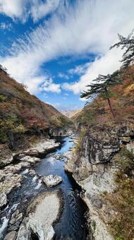 秋の青空。龍が眠る渓谷 紅葉,もみじ,希望の写真素材