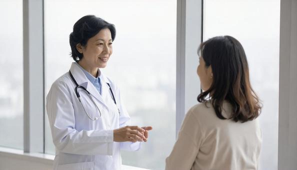 患者女性に説明する日本人医師 患者女性に説明する日本人医師 の写真