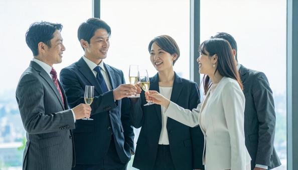 打ち上げで乾杯するビジネスマン 打ち上げで乾杯するビジネスマンの写真
