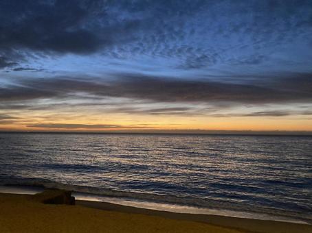 冬の朝焼けの写真