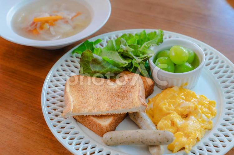 洋風モーニングの朝食 朝食,洋食,トーストの写真素材