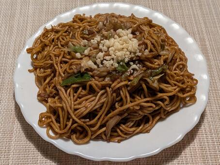 小雪過ぎの土曜日の夕食に食べた焼そば やきそば,麺類,ソース焼きそばの写真素材