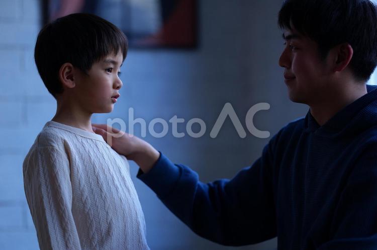 暗いところで説教する男性 親子,男の子,小学生の写真素材