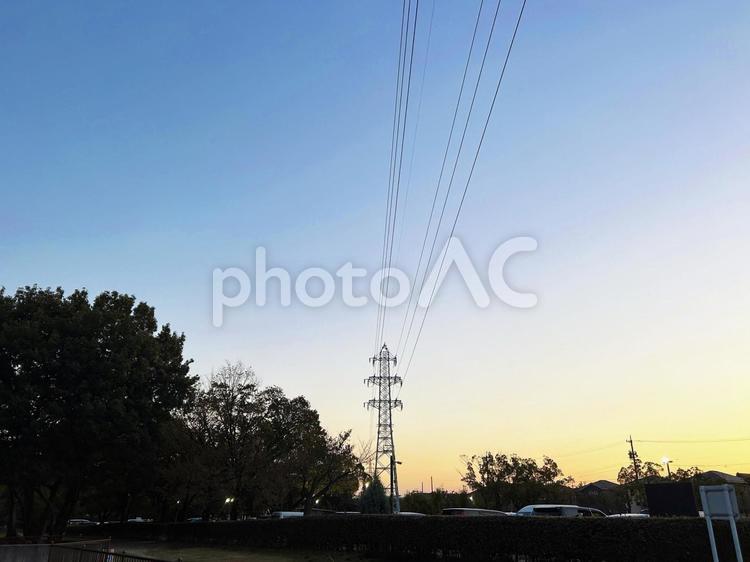 夕暮れ時の鉄塔 鉄塔,送電線,電線の写真素材