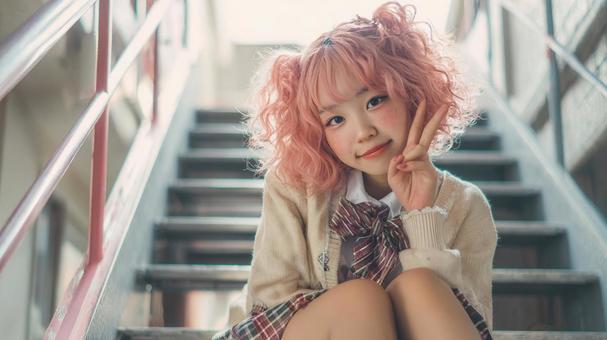 階段でピースする少女 階段でピースする少女の写真