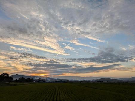 秋の夕暮れ 秋の夕暮れ 夕暮れ,秋,稲刈りの後の写真素材