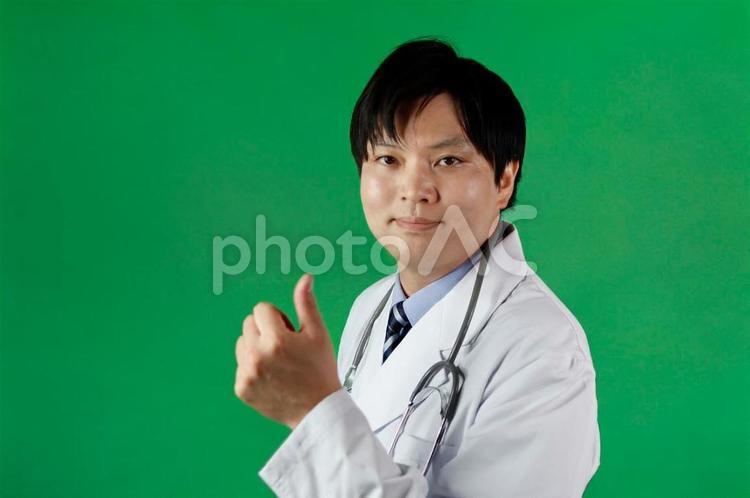 医師の親指を立てる仕草 医師,白衣,聴診器の写真素材