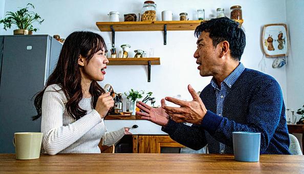 リビングで口論する夫婦・カップル リビングで口論する夫婦・カップルの写真