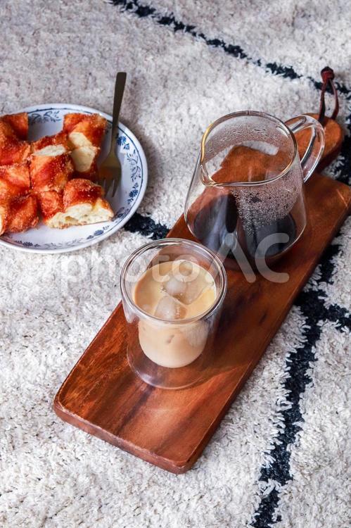 カフェラテと揚げパンでおやつタイム カフェラテ,コーヒー,飲み物の写真素材
