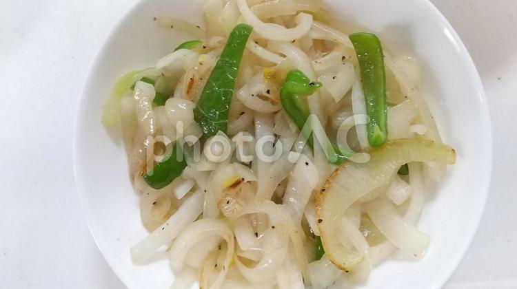 タマネギとピーマンの炒め 玉ねぎ,ピーマン,野菜の写真素材