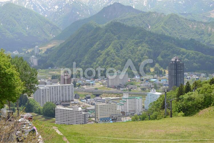 岩原スキー場から見下ろす湯沢町2019春01 越後湯沢,湯沢,湯沢町の写真素材