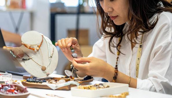 手作りアクセサリーを作る女性の手もと 手作りアクセサリーを作る女性の手もとの写真