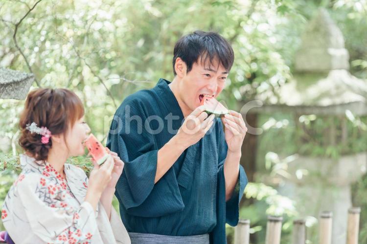 浴衣姿でスイカを食べる男女 スイカ,浴衣,夏の写真素材