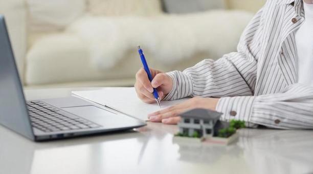 不動産関係の勉強をするアジア人男性 不動産関係の勉強をするアジア人男性 男性,不動産,宅建の写真素材