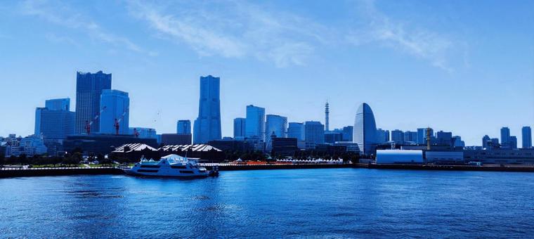 横浜みなとみらいの街並みと船の写真