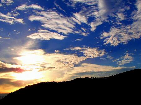 夕焼けの山 夕焼け,山,晴れの写真素材