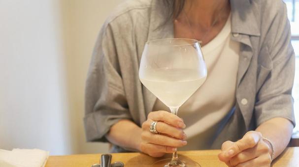 ワイングラスを手に持つ女性 ワイングラスを手に持つ女性 女性,ワイングラス,食事中の写真素材