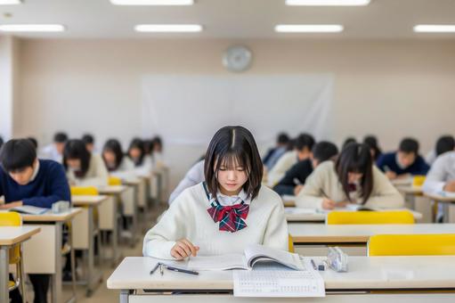 試験を受ける女性 試験を受ける女性 試験,テスト,入試の写真素材