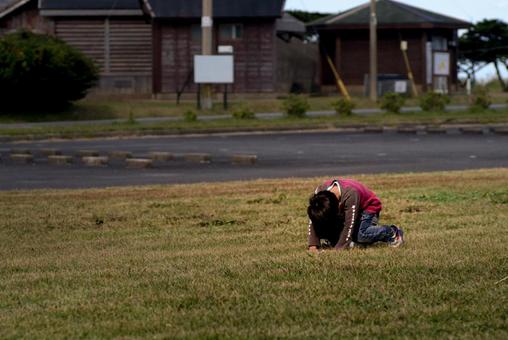 ＜素材＞悔しがりながら落とし物を探す少年 子供,落とし物,探すの写真素材