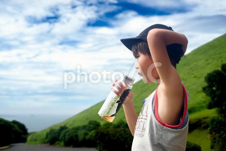 ＜素材＞公園遊び中に水筒のお茶を飲む少年 子供,男性,人物の写真素材