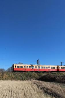 青空と小湊鉄道ディーゼルカー_タテ位置 青空と小湊鉄道ディーゼルカー_タテ位置 小湊鉄道,ローカル線,キハの写真素材