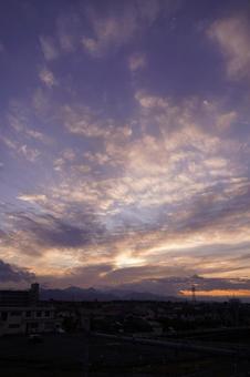 埼玉県上里町の陸橋から夕空と関東山地 夕方,夕焼け,日暮れの写真素材