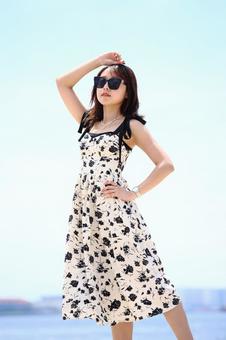 海辺でポーズをとる女性 海辺でポーズをとる女性の写真