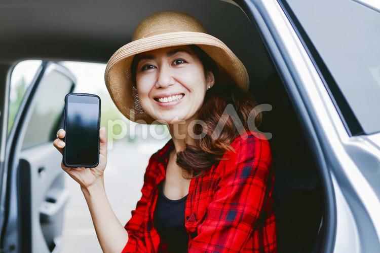 車とスマホを持つ女性 女性,ビジネス,ワーケーションの写真素材