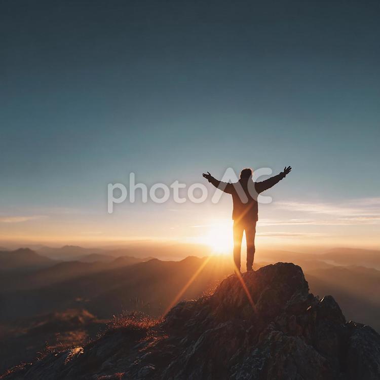 壮大な夕焼けに染まる山の風景 人物,男性,1人の写真素材