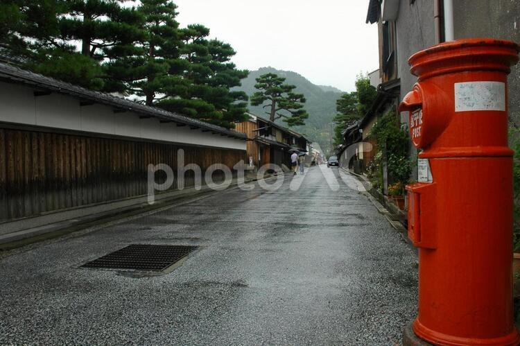 赤いポストのある風景 ポスト,赤,郵便の写真素材