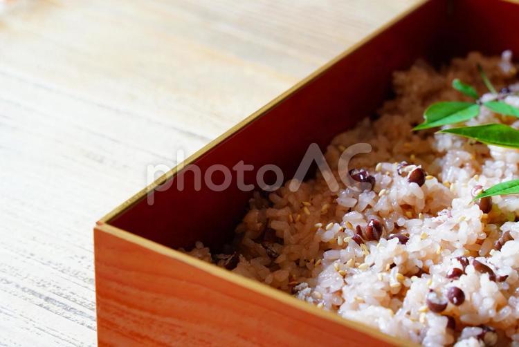 赤い重箱に入ったお赤飯イメージ画像 赤飯,お祝い,入学の写真素材