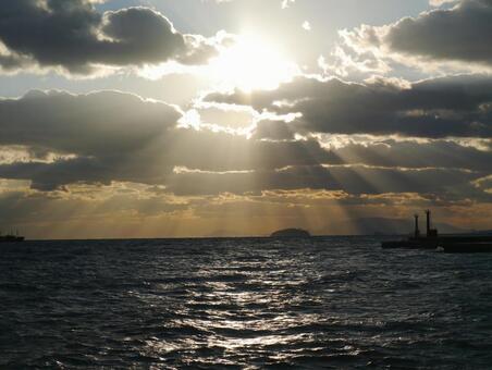 光へ 兵庫県,高砂市,高砂海浜公園の写真素材