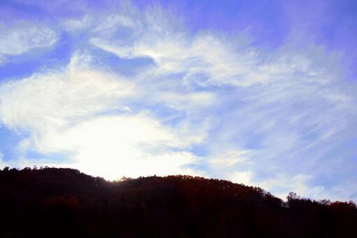 秋の空　長野県　3 紅葉,秋空,里山の写真素材