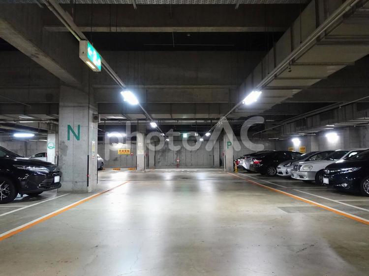 地下駐車場 車両,交通,白線の写真素材