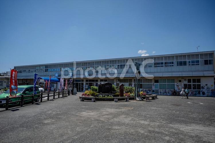 新宮市周辺の景色 新宮駅,建物,青空の写真素材