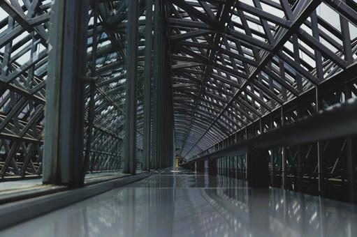 この先に見えるものは何かな この先に見えるものは何かな 京都駅,駅ビル,空中回廊の写真素材