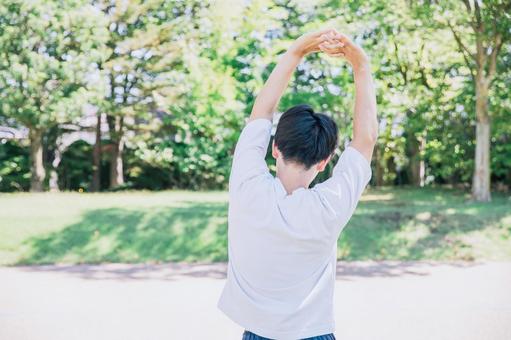 ストレッチして背伸びする男性 ストレッチして背伸びする男性 ストレッチ,準備運動,運動の写真素材