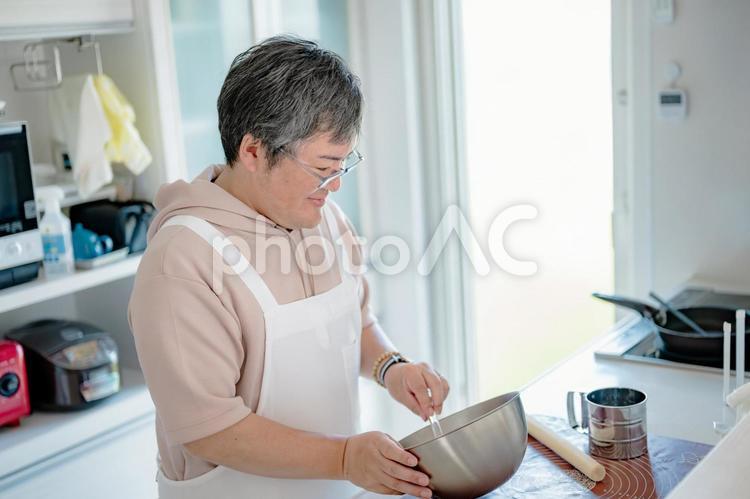 ボウルを混ぜる男性 男性,キッチン,台所の写真素材