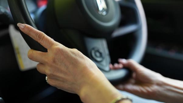 車のハンドルを握る女性の手 車のハンドルを握る女性の手の写真