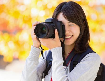 秋の風景を撮影するカメラ女子 秋の風景を撮影するカメラ女子の写真