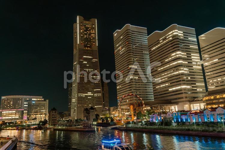 夜風と共に歩くみなとみらい 夜景,みなとみらい,繁華街の写真素材