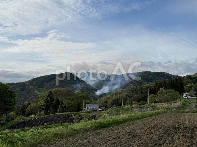 山火事（長野県松本市中山) 山,山火事,煙の写真素材