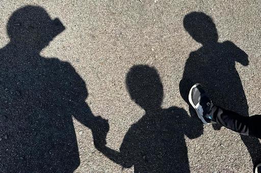 家族で手をつなぐシルエット 育児,子育て,家族の写真素材