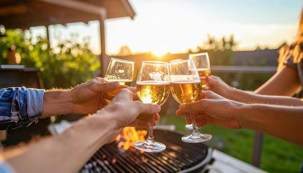 ビールで乾杯するバーベキュー ビールで乾杯するバーベキューの写真