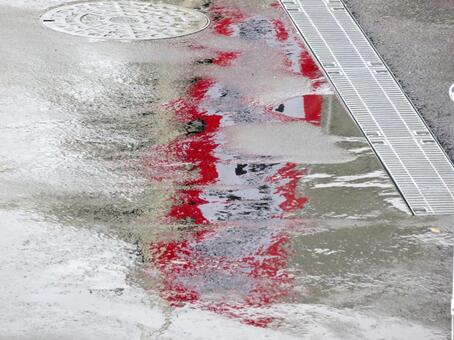 住宅地のコンビニ・雨に濡れる駐車場 路面,道,道路の写真素材