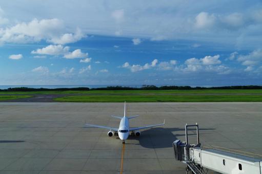 飛行機と青空 飛行機,空港,地上の写真素材