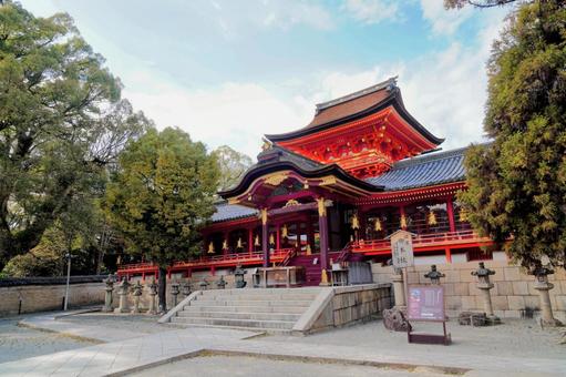 京都・石清水八幡宮にある国宝の楼門 京都・石清水八幡宮にある国宝の楼門の写真